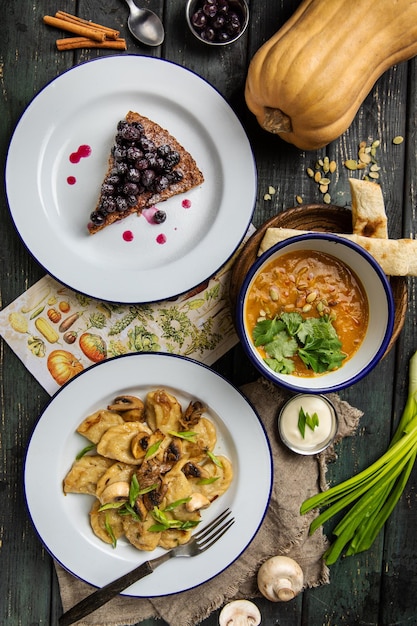 Kolorowe dania na talerzach